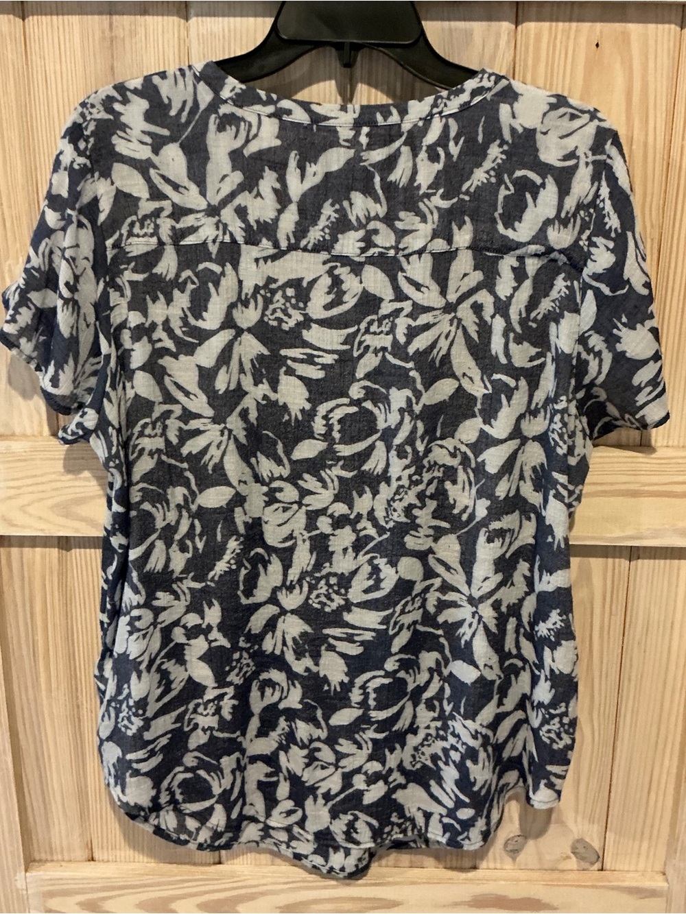 Liz Claiborne Navy and White Floral Tie-Front Short Sleeve Blouse - Picture 2 of 3